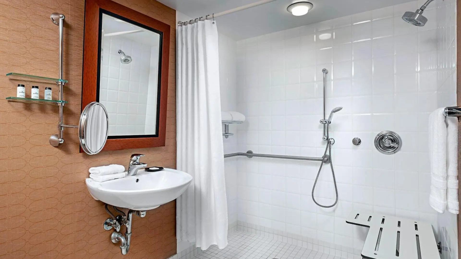 Sheraton Toronto Airport Hotel & Conference Centre 4*,